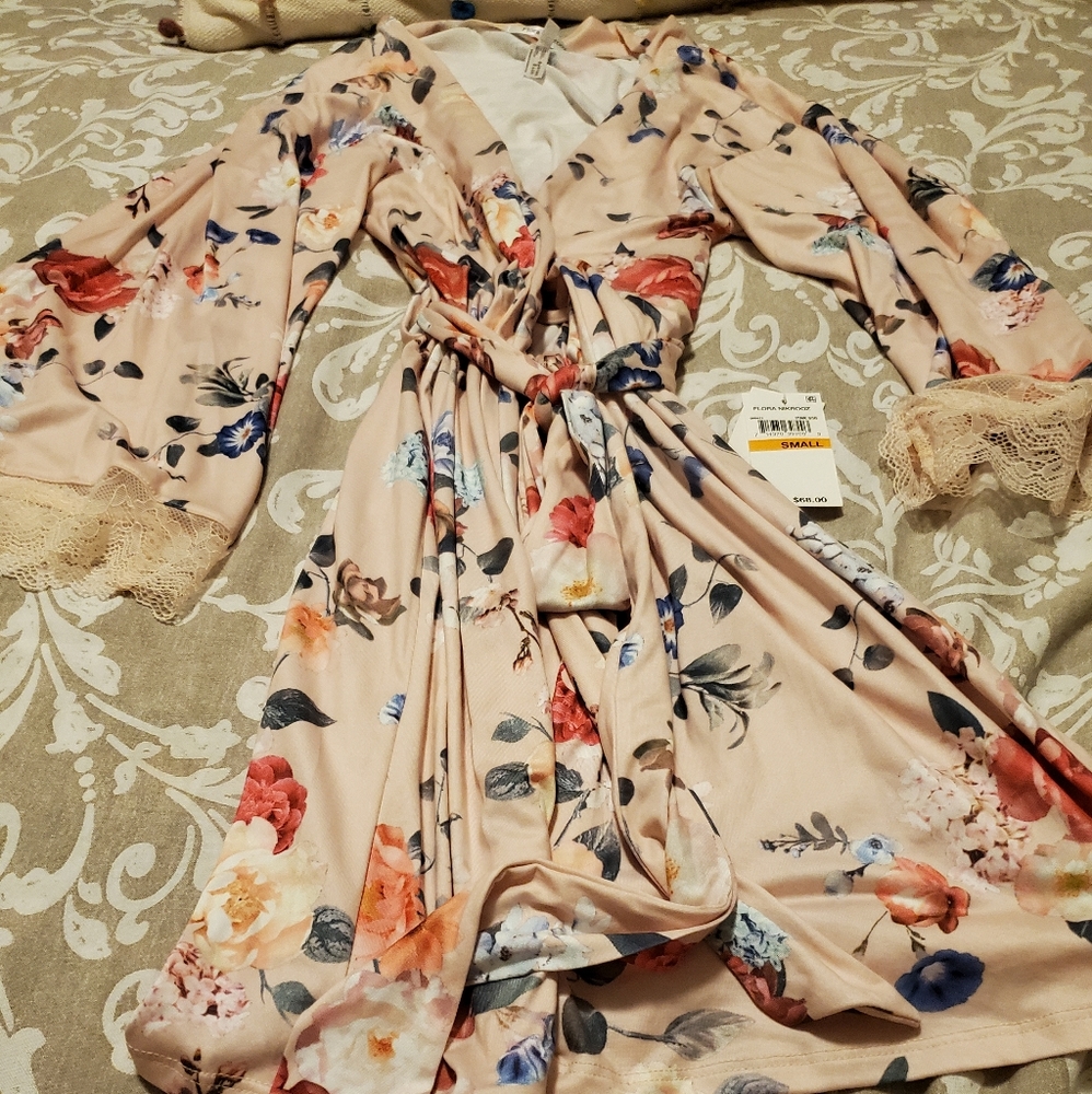 NWT Flora Nikrooz kimono robe in Pink Size Small
